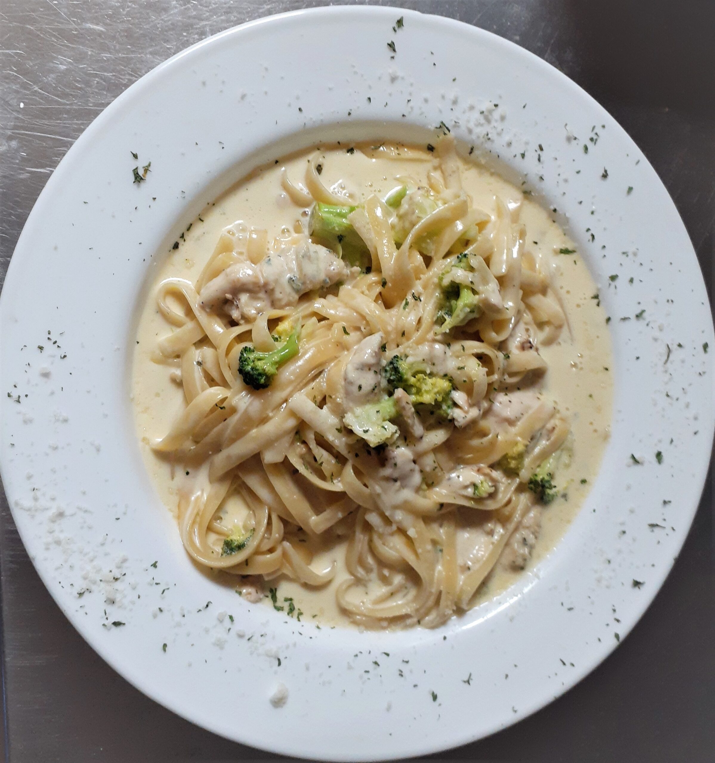 CHICKEN & BROCCOLI ALFREDO